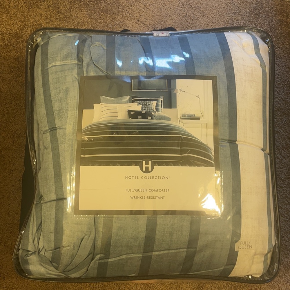 Macy’s hotel collection queen comforter NWT
